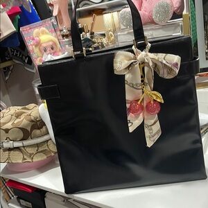 GUCCI Elegant Black Leather Tote Bag with Scarf